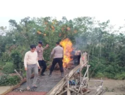 POLSEK KUANTAN MUDIK TINDAK TEGAS AKTIVITAS PETI DI ALIRAN SUNGAI ITAM GUNUNG TOAR.