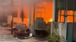 Lima Rumah Petak Hangus Terbakar, Polsek Bukit Raya Gerak Cepat Evakuasi Warga.