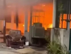 Lima Rumah Petak Hangus Terbakar, Polsek Bukit Raya Gerak Cepat Evakuasi Warga.