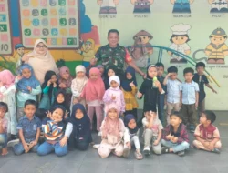 Sambangi TK Al-Islam Babinsa Kemlayan Berikan Motivasi & Kenalkan Profesi.