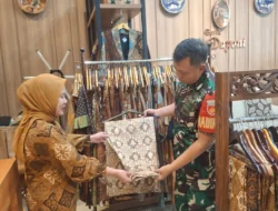Karyawan Toko Batik Dayoni Jadi Sasaran Komsosnya Babinsa Danukusuman