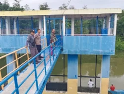 Babinsa Joyotakan, Bhabinkamtibmas dan Linmas Patroli dan Sambangi Pintu Air Plalang