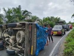 Polsek Pangean Tangani Laka Tunggal L300 Bermuatan Durian di Jalan Lintas Teluk Kuantan–Rengat.