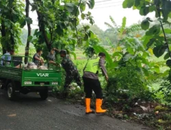 Cegah Banjir, TNI–Polri dan Warga Nogosari Kompak Bersihkan Sampah di Kali Miri