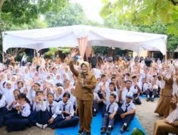 Bupati Siak Afni Z MENGUNJUNGI SMPN 2 KANDIS DAN PEMBERIAN PENGHARGAAN