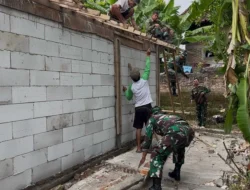 Selalu Ada Bersama Rakyat, Serka Bambang Bantu Renovasi Rumah Warga