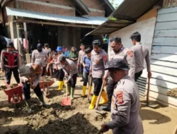 Polres Pidie Bersihkan Rumah Warga Terdampak Banjir di Gampong Blang Beureueh