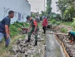 Perlancar Irigasi, Babinsa dan Warga Bangun Talud