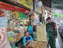 Jelang Nataru Babinsa Danukusuman Cek Harga Sembako Pasar Tradisional