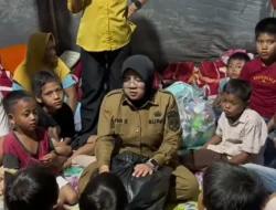 KUNJUNGAN BUPATI SIAK AFNI Z KE TENDA PENGUNGSIAN KORBAN BANJIR