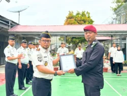 BERHASIL GAGALKAN PENYELUNDUPAN NARKOBA, PETUGAS LAPAS KELAS IIA BANGKINANG TERIMA PENGHARGAAN