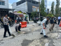 Masih dalam Pelaksanaan Operasi Keselamatan Lancang kuning 2026 Sat Lantas Polres Inhil Bersama Forum LLAJ Inhil Tambal Sulam Jalan Berlubang di Kota Tembilahan