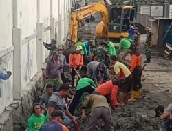 Anggota Satgas TMMD, Ormas, Linmas & Masyarakat Tancap Gas Kerjakan Perbaikan Saluran Air