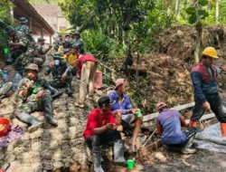 Kopi dan Gorengan Wujud Kebersamaan TNI dan Warga Saat Dilokasi TMMD ‎