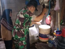 CEGAH DBD SEJAK DINI, BABINSA NOGOSARI TURUN LANGSUNG CEK JENTIK NYAMUK DI RUMAH WARGA