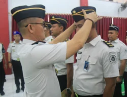 Upacara Penaikan Pangkat Pegawai Lapas Klas II A Pekanbaru Berlangsung Khidmat. 