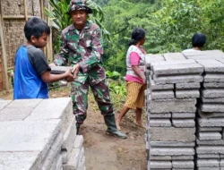 Rumahnya Direhab TNI, Bocah 11 Tahun Turut Membantu Melansir Material