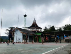 Menunggu Saat Berbuka Puasa, Ini Yang Dilakukan Satgas TMMD Reguler 127 Bersama Pemuda