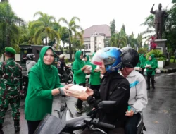 Hangatkan Ramadhan, Eratkan Silaturahmi, Dandim Boyolali Turun ke Jalan Bagikan Ratusan Paket Takjil