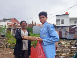 Wujud Kepedulian Ramadan, OSIS SMP – SMAIT Darul Fikri Makasar Bagikan Fidyah Ke Warga.