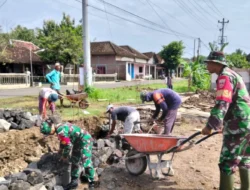 Babinsa Gotong Royong Pembuatan Parit Guna Lancarkan Aliran Air