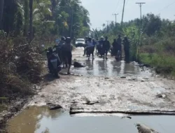 Miris, Jelang Idul Fitri, Warga Kritik Bupati Inhil Soal Jalan Rusak Parit Guntong–Pulau Kijang