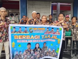 GM FKPPI Rayon dan Sub Rayon Pusat Pasar Bagi Ratusan Takjil Gratis Kepada Warga