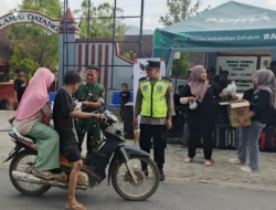 Kolaborasi Seniman Dan Babinsa Berbagi Takjil Jelang Berbuka Puasa