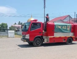 Kodim 0102/Pidie Kerahkan Damkar TNI AD , Atasi Debu Jalan di Puncak Lebaran