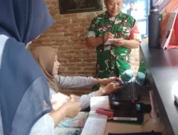 Babinsa Lakukan Pendataan Pengunjung Tempat Wisata, Ciptakan Situasi Aman dan Tertib