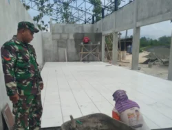 Babinsa Dampingi Pemasangan Keramik Pembangunan KDKMP di Desa Sedayu