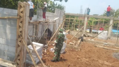 Dorong Ekonomi Warga, Babinsa Turun Langsung Awasi Pembangunan Koperasi