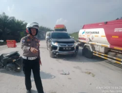 Tim Raicet Satlantas Polres Pelalawan Sukses Urai Kemacetan Panjang di Jalur Lintas Timur. 