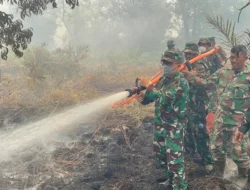 Asops Kasdam Pimpin Langsung Perang Lawan Api di Bengkalis