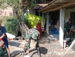 Babinsa dan Warga Gotong Royong Renovasi Rumah Tidak Layak
