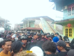 Aksi Massa Keempat di Panipahan Memanas, Warga Temukan Dugaan Barang Bukti Bungkus Narkoba Dan Bong