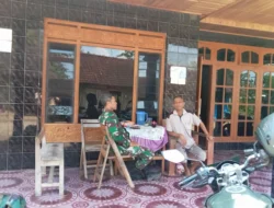 Anjangsana Penuh Keakraban, Babinsa Koramil 21/Bulukerto Pererat Silaturahmi dengan Tokoh Masyarakat Desa Tanjung