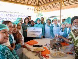 Ketum TP PKK Tri Tito Karnavian Puji Produk Lokal Unggulan Minyak Kemiri Kabupaten Belu. 