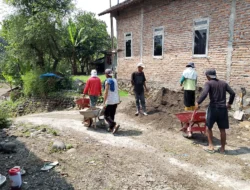 Semangat Gotong Royong Menggelora, Warga Bolo Lansir Material Jembatan Gantung Garuda