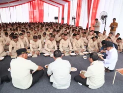 Hangat dan Sederhana, Momen Makan Siang Mendagri Bersama Praja IPDN di Tengah Tugas Kemanusiaan. 