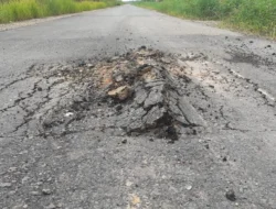 Diduga Aspal di Bawah Standar, Proyek Jalan Poros Pekaitan Senilai Rp10 Milyard Sudah Rusak
