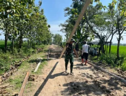 Satgas TMMD Bersama Warga Melangsir Begesting Besi Untuk Betonisasi Jalan. 