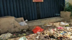Ruko di Jl. Yos Sudarso Tembilahan Tutup Pintu Depan Gara-gara Sampah Berserakan