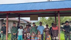 Satgas Yonif 123/Rjw Mengadakan Kegiatan Sosial Melalui Program Pembagian Tempe Kepada Warga di Kampung Tomor