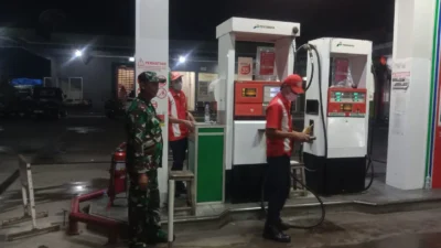 Babinsa Koramil 14 Jatisrono Bersama Linmas Sisir Obyek Vital Demi Jaga Keamanan Warga