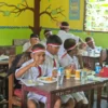 Mendukung Program Pemerintah, Satgas Swasembada Yonif 643/Wns Koops TNI Habema Simulasikan Makan Bergizi Gratis (MBG)