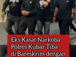 Mantan Kasat Narkoba Polres Kubar Tiba di Bareskrim dengan  Tangan Diborgol.