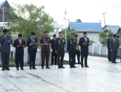 Ziarah Rombongan Peringati Harkitnas Ke-118, Bupati Herman Pimpin Tabur Bunga di TMP Yudha Bhakti