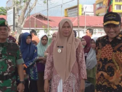 Wakil Bupati Indragiri Hilir (Inhil) Yuliantini, meninjau pelaksanaan Gerakan Pangan Murah, yang berlangsung Kamis (21/5) pagi di Lapangan Tenis, Jalan Prof. M. Yamin, Tembilahan.