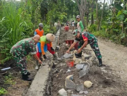 Antisipasi Genangan dan Banjir, Koramil Jenar bersama Warga Bahu-Membahu Buat Parit
